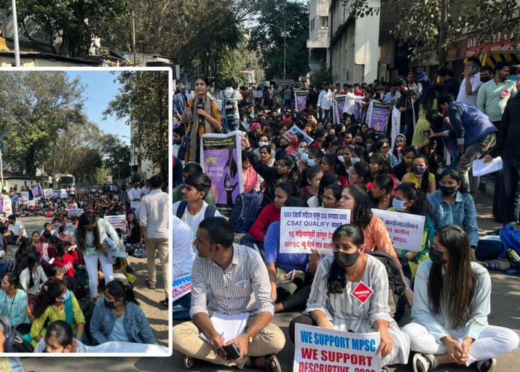 Agitation by competitive examinees at Alka Talkies Chowk to demand changes in state services examination from 2023 onwards