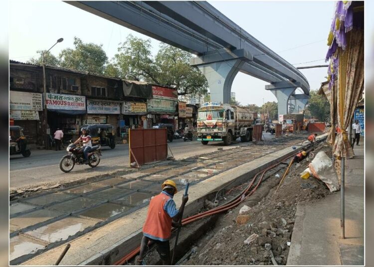 For a few days, Mumbai Municipal Corporation of Chembur R. C. Road repair work is being undertaken on the route