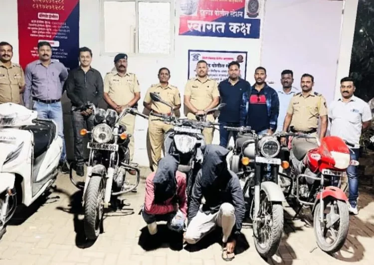 The smiles of two thieves came from them, five stolen ones and a mobile phone was seized.