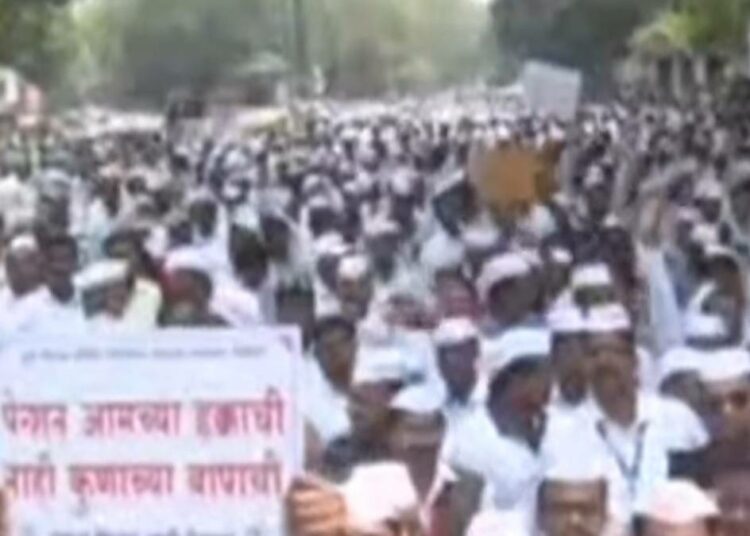 Govt employees aggressive for demand of old pension in Pune
